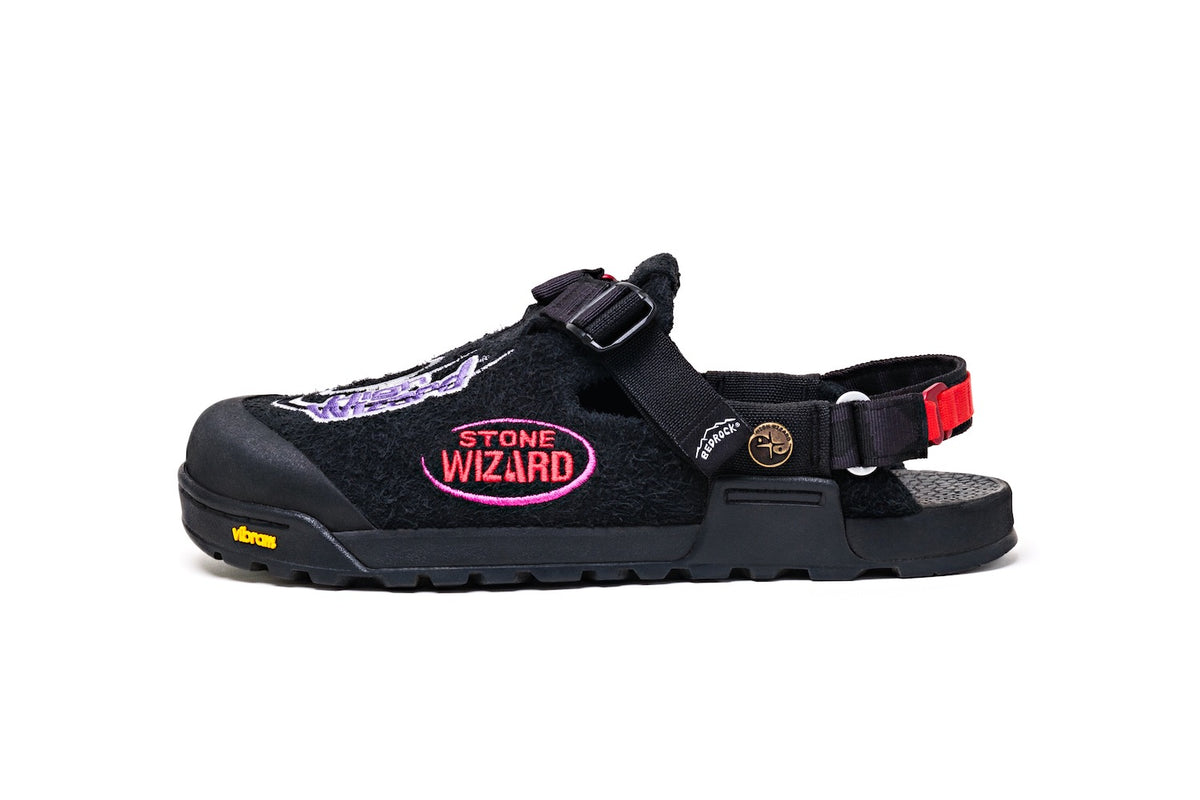 Stone wizard mountain clogs in phantom black lateral view
