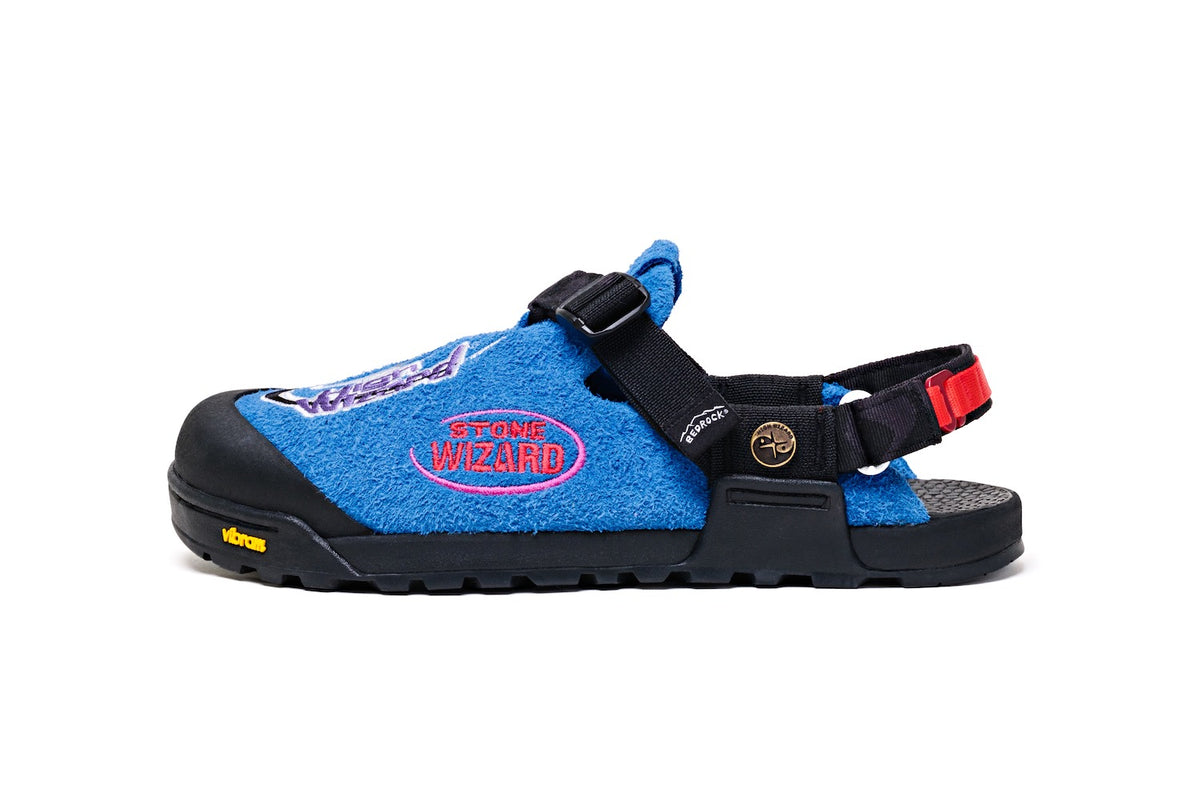 Stone wizard mountain clogs in cyber blue lateral view