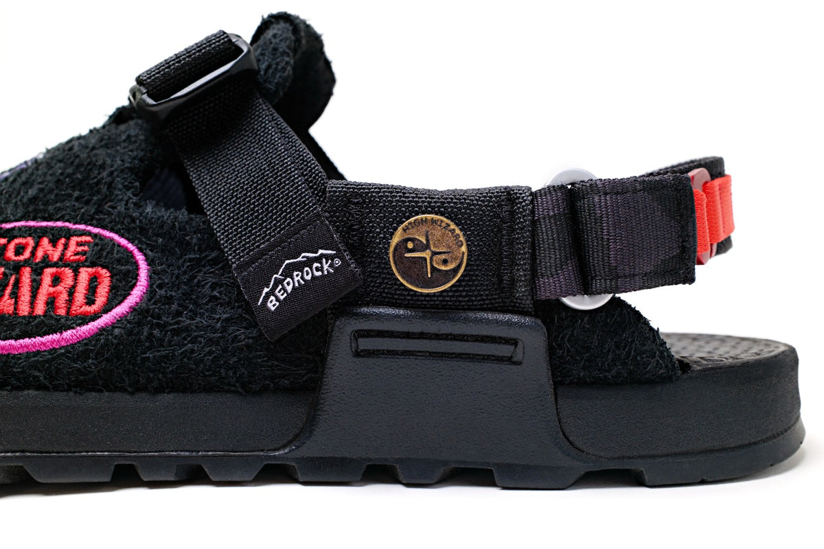 Stone wizard mountain clogs in phantom black lateral view